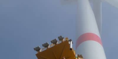 50 % des éoliennes du parc éolien en mer de Saint-Brieuc ont été installées en mer